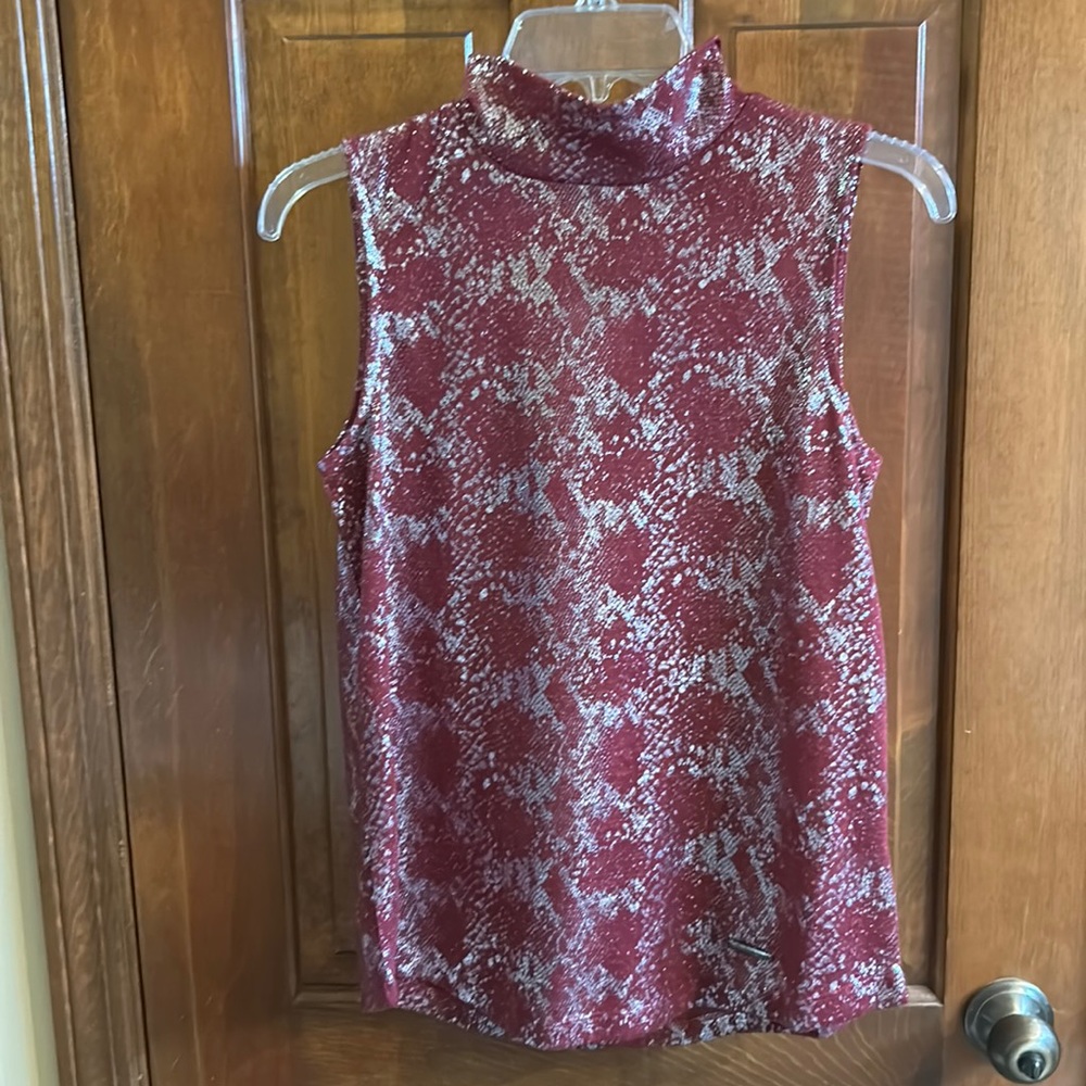 Sleeveless holiday sparkly Jones NY top!